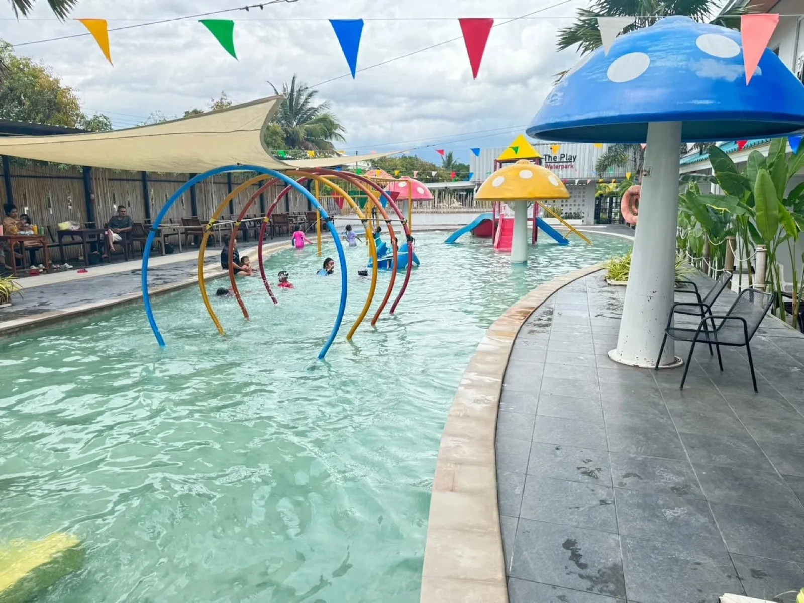 Mushroom fountains and splash arches at Nakhon Non Len Hotel's water park