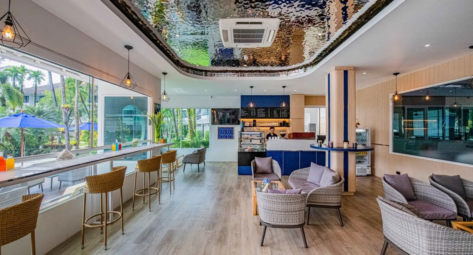 Cafe and lounge with garden views at NH Boat Lagoon Phuket Resort