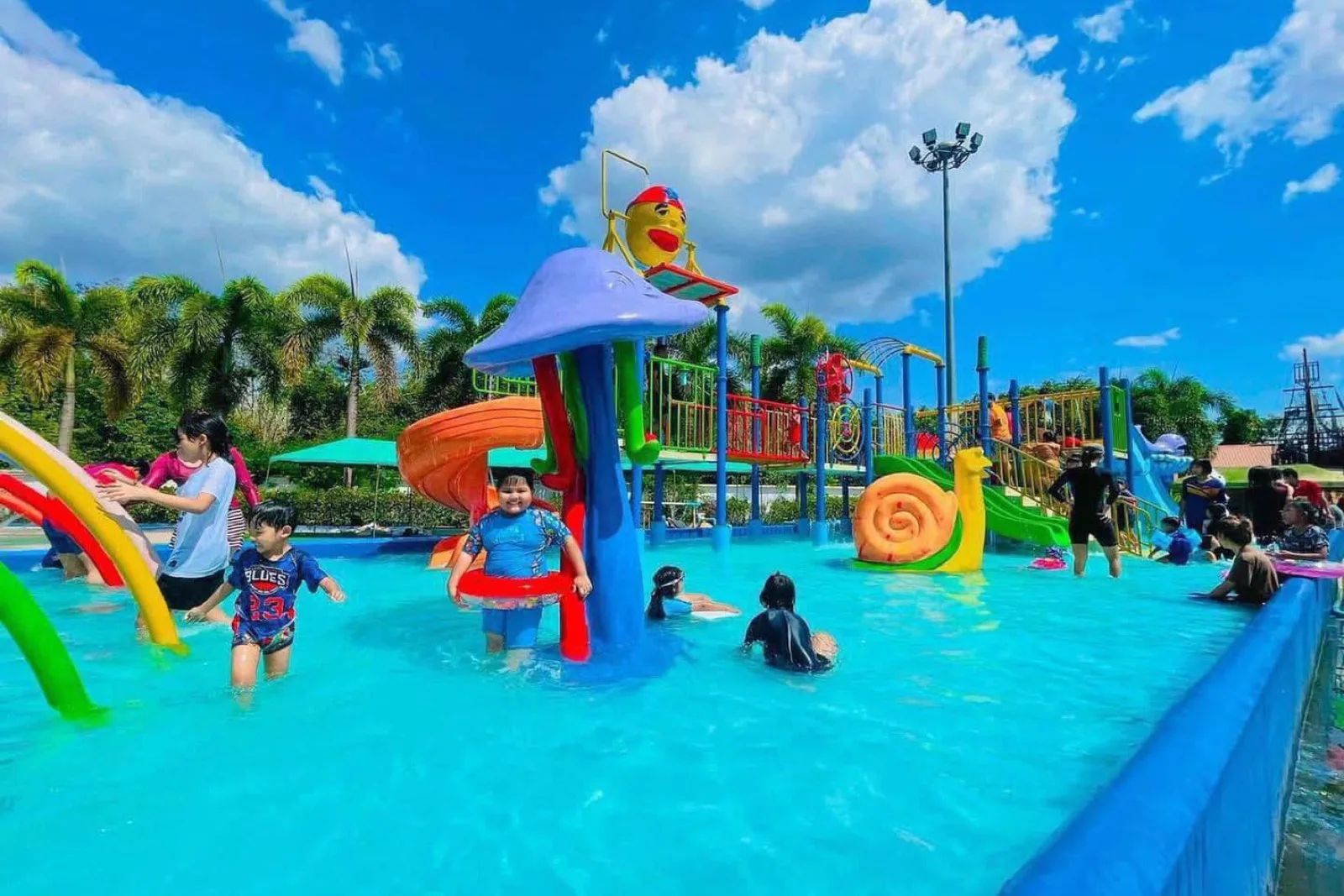 Mushroom fountain and kids' slides in the children's pool at Thung Song Water Park